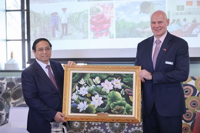 Thủ tướng tặng quà cho Trung tâm Nghiên cứu cây trồng và thực phẩm New Zealand. Ảnh: VGP/Nhật Bắc.