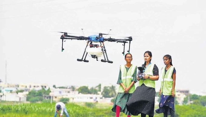 Phụ nữ Ấn Độ dạy nhau lái UAV trong chương trình 'Chị em UAV' ở nước này. Ảnh: Rural Voice.