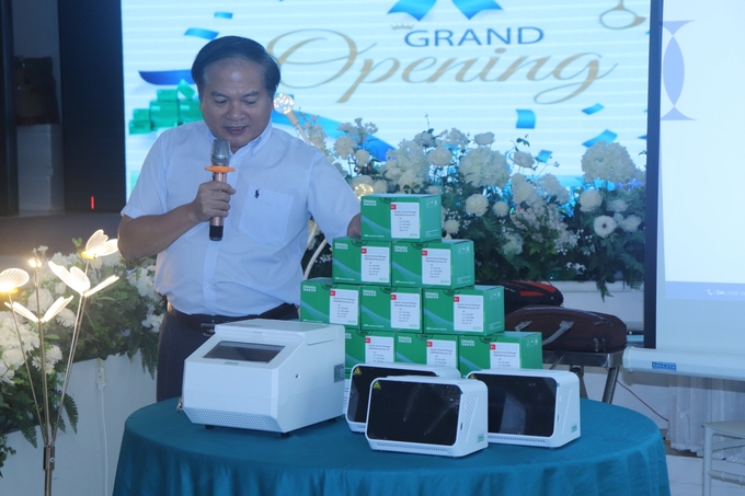 Ông Nguyễn Tấn Sỹ, Chủ tịch HĐQT Công ty Cổ phần Giải pháp công nghệ Thủy sản SABIO giới thiệu máy xét nghiệm Real-time PCR. Ảnh: Mai Phương.