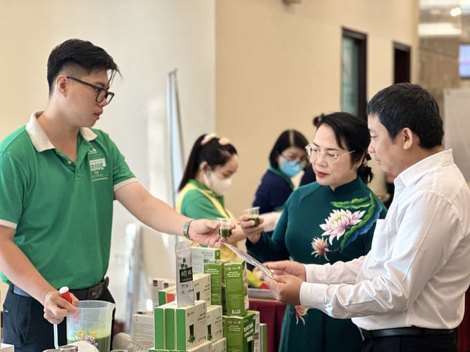 Ms. Tran Kim Yen, Chairwoman of the Vietnam Fatherland Front Central Committee of Ho Chi Minh City, Deputy Head of the Standing Committee of the Steering Committee of the 'Vietnamese Prioritize Using Vietnamese Goods' Campaign in Ho Chi Minh City, exploring selection of vegetable powder products.