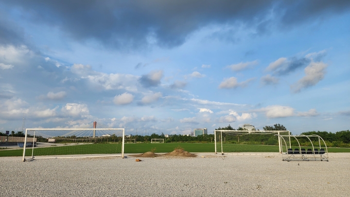Khu vực sân tập bóng đá và các hạng mục xây dựng được cơ quan chức năng xác định không đảm bảo theo yêu cầu chỉ trồng cây xanh và thảm cỏ. Ảnh: Đinh Mười.
