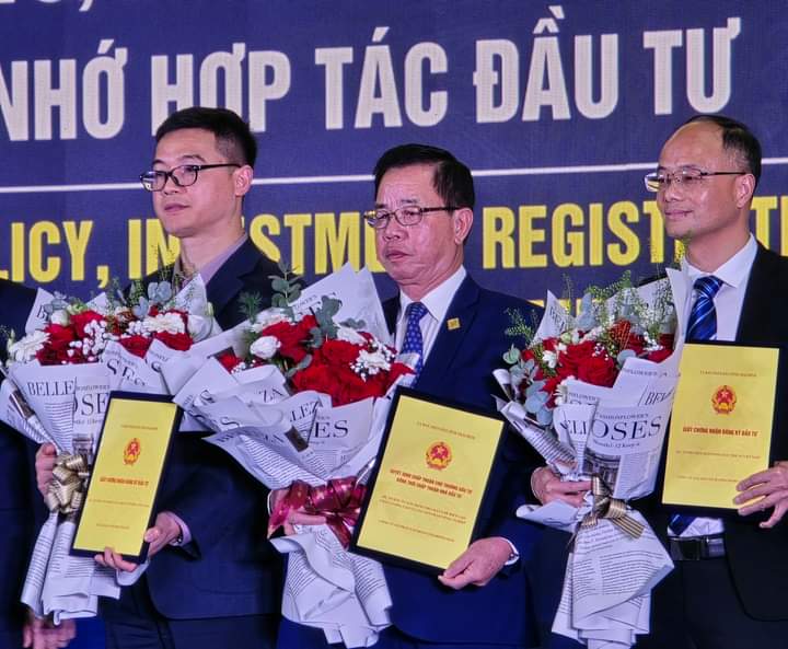 Chủ tịch Hội đồng quản trị, TGĐ Tạp đoàn ThaiBinh Seed (giữa) nhận hoa chúc mừng các nhà đầu tư từ Lãnh đạo tỉnh Thái Bình trao.