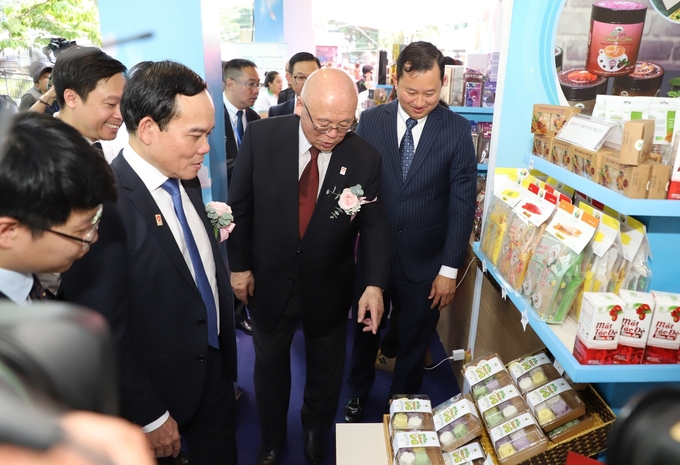 Deputy Prime Minister Tran Luu Quang and delegates visiting the booths showcasing products at the Vietnam - Japan Festival. Photo: N.T.