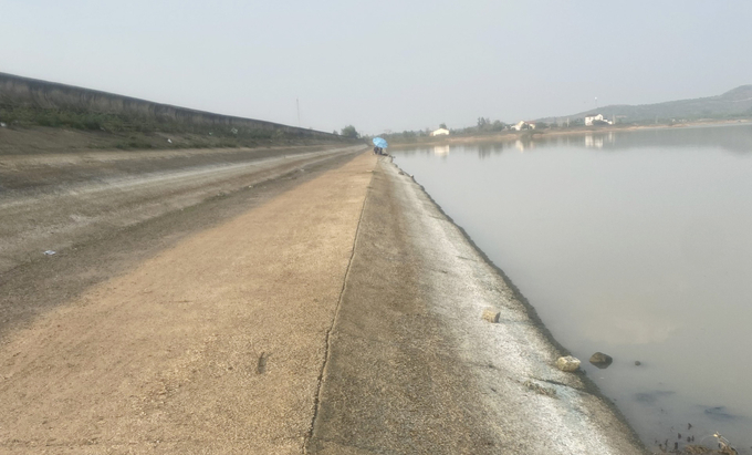 Hồ Vụ Bổn, huyện Krông Pắc hiện đã xuống dưới mực nước chết. Ảnh: Quang Yên.