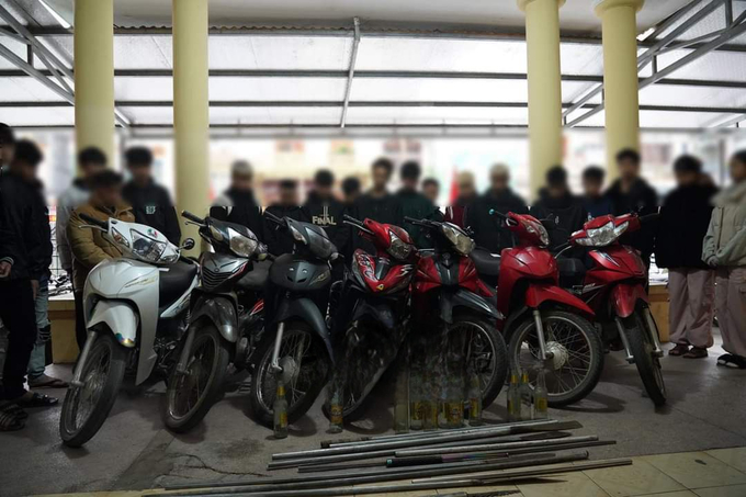 Lực lượng Công an thành phố Hà Giang tạm giữ các đối tượng cùng xe máy và hung khí. Ảnh: Tư liệu.
