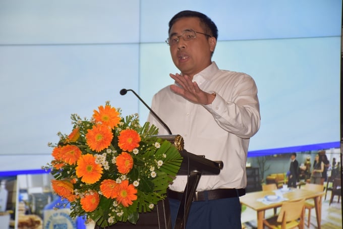 Deputy Minister of Agriculture and Rural Development Nguyen Quoc Tri delivering a speech at the wood processing and export industry handover conference for the first quarter of 2024. Photo: V.D.T.