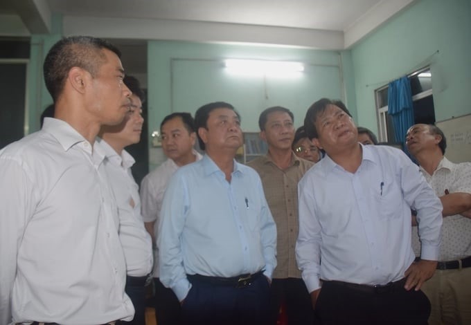 Minister of Agriculture and Rural Development Le Minh Hoan (middle) inspects the work of preventing and combating IUU fishing at Quy Nhon Fishing Port (Binh Dinh). Photo: V.D.T.