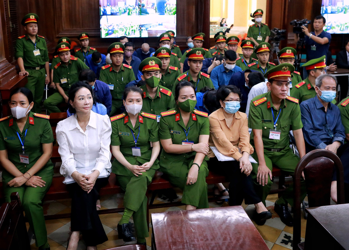 3 bị cáo (từ trái qua): Trương Mỹ Lan, Đỗ Thị Nhàn và Nguyễn Văn Hưng ngồi hàng ghế đầu trong phiên tòa ngày 11/3. Ảnh: HT.