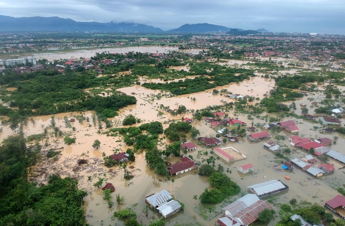 Một khu dân cư bị nước lũ nhấn chìm ở Padang, tỉnh Tây Sumatra, Indonesia, hôm 8/3. Ảnh: Reuters.