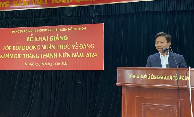 Đồng chí Nguyễn Văn Trường, Phó Bí thư thường trực Đảng ủy Bộ Nông nghiệp và Phát triển nông thôn phát biểu khai giảng lớp bồi dưỡng nhận thức về Đảng năm 2024.