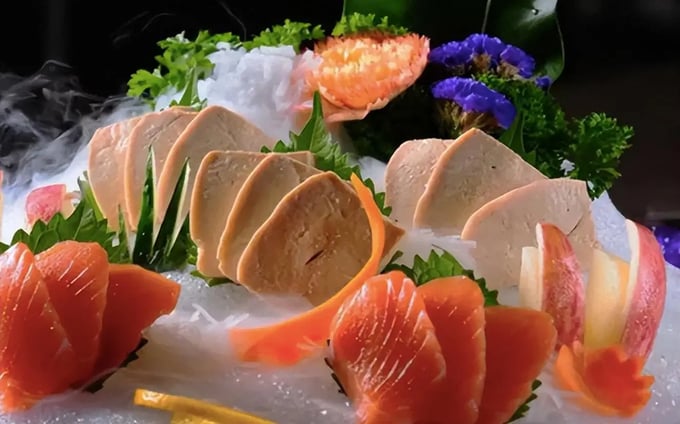 Món gan ngỗng ướp lạnh có thể ăn cùng cá hồi, có vị thanh, mịn và tan trong miệng. 