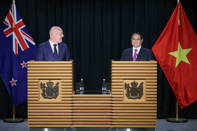 Prime Minister Pham Minh Chinh and Prime Minister of New Zealand Christopher Luxon holding a press meeting to announce the successful results of the discussion. Photo: VGP.
