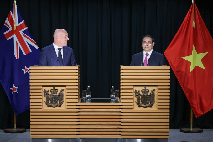 Thủ tướng Phạm Minh Chính và Thủ tướng New Zealand Christopher Luxon gặp gỡ báo chí thông báo kết quả tốt đẹp của cuộc hội đàm. Ảnh: VGP.