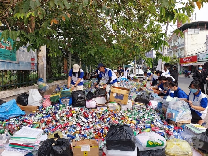 Lực lượng thanh niên, người dân TP Cần Thơ hứng thú tham gia hoạt động đổi rác lấy cây dược liệu. Ảnh: Kim Anh.
