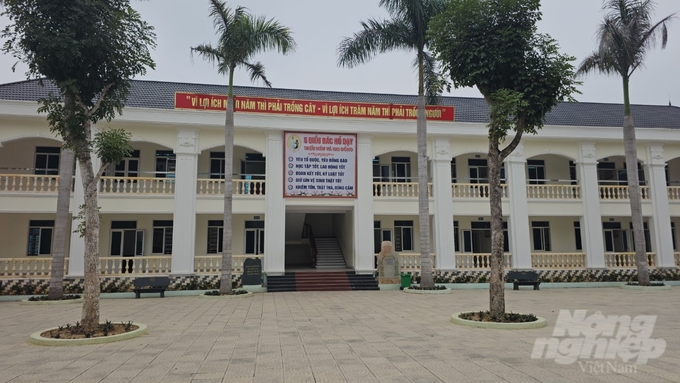 Ông Xuân đầu tư 10 phòng học kiên cố, khang trang cùng nhiều trang thiết bị cho Trường tiểu học Xuân Thọ. Ảnh: Quốc Toản.