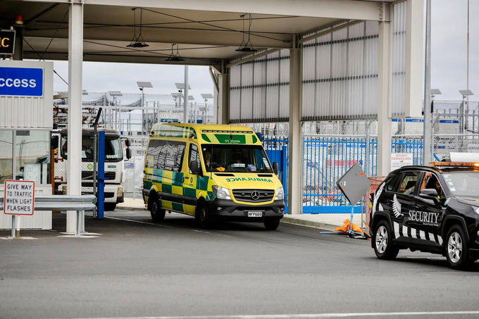 Một xe cứu thương đưa bệnh nhân rời Sân bay Quốc tế Auckland ngày 11/3. Ảnh: NZ Herald.
