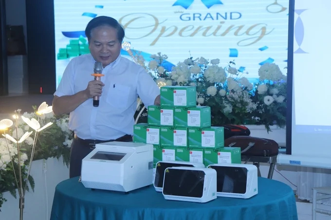 Mr. Nguyen Tan Sy, Chairman of the Board of Directors of SABIO Seafood Technology Solutions Joint Stock Company, introduced the Real-time PCR testing machine. Photo: Mai Phuong.