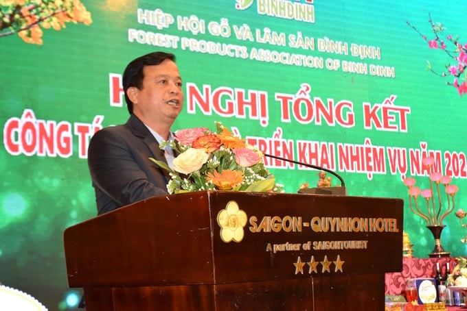 Mr. Nguyen Tuan Thanh, Standing Vice Chairman of Binh Dinh Provincial People's Committee, encouraged enterprises in the Binh Dinh wood industry to participate in planting large-timber forests to reduce pressure on raw materials. Photo: V.D.T.