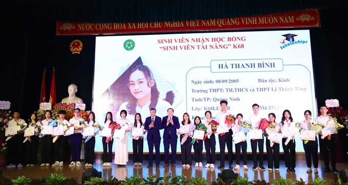 Học viện Nông nghiệp Việt Nam trao Học bổng 'Sinh viên tài năng' năm 2023. Ảnh: HVNN
