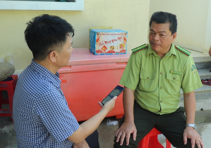 Mr. Huynh Tuan Kiet, the District Head of the Forest Ranger Department of Hon Khoai island cluster, talked to reporters. Photo: Mai Phuong.