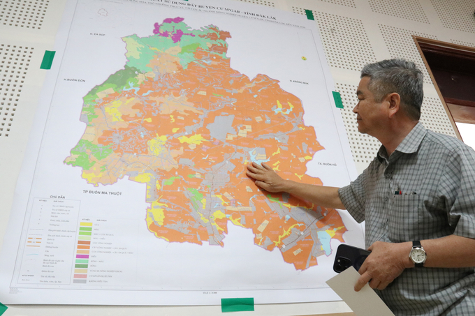 UBND huyện Cư M'gar công bố bản đồ nông hóa thổ nhưỡng phục vụ tái cơ cấu ngành nông nghiệp đến năm 2030 sau một năm triển khai. Ảnh: Quang Yên.