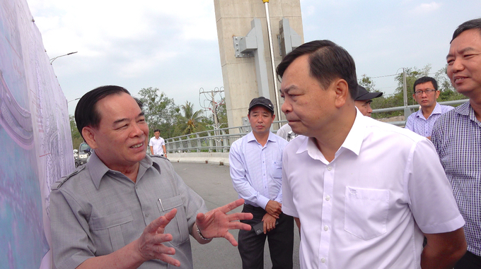 Chủ tịch UBND tỉnh Bến Tre Trần Ngọc Tam trao đổi với Thứ trưởng Nguyễn Hoàng Hiệp về công tác phòng chống hạn mặn của tỉnh. Ảnh: Minh Đảm.