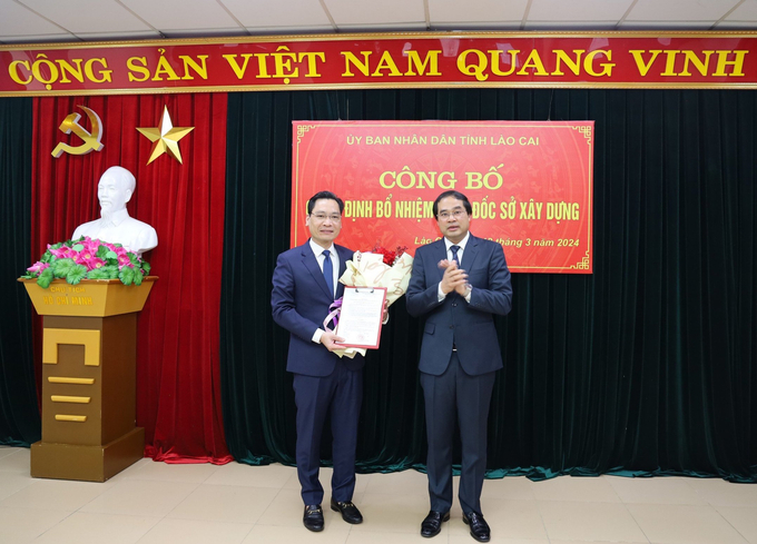 Chủ tịch UBND tỉnh Lào Cai Trịnh Xuân Trường trao quyết định bổ nhiệm Giám đốc Sở Xây dựng cho ông Phí Công Hoan. Ảnh: H.D.