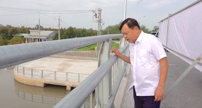 Thứ trưởng Nguyễn Hoàng Hiệp khảo sát công trình cống Tân Phú. Ảnh: Minh Đảm.