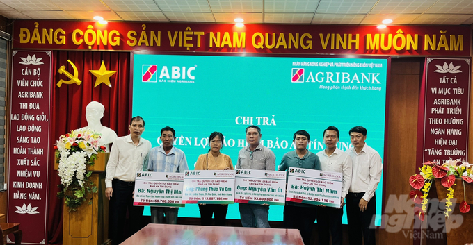 Bảo hiểm Agribank Kiên Giang phối hợp cùng Agribank Kiên Giang II đã nhanh chóng hoàn thiện thủ tục chi trả quyền lợi bảo hiểm Bảo an tín dụng cho 4 khách hàng trong đợt này hơn 279 triệu đồng. Ảnh: Lê Hoàng Vũ.