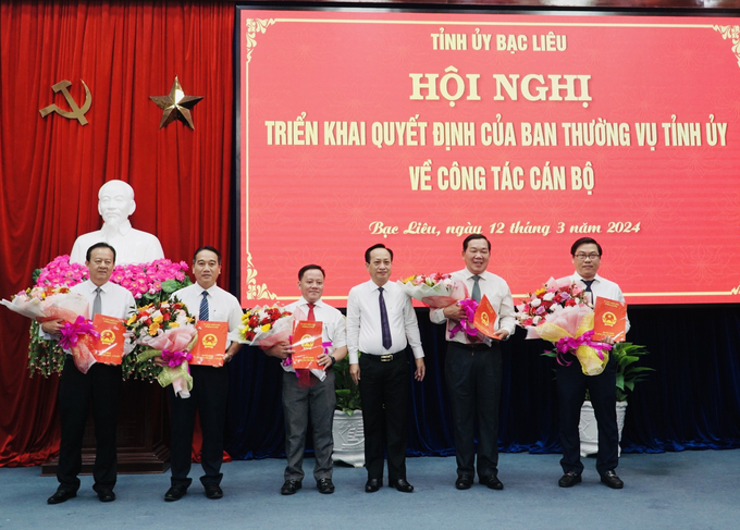 Chủ tịch UBND tỉnh Bạc Liêu, ông Phạm Văn Thiều tặng hoa chúc mừng các cán bộ nhận nhiệm vụ mới. Ảnh: Nhật Hồ.