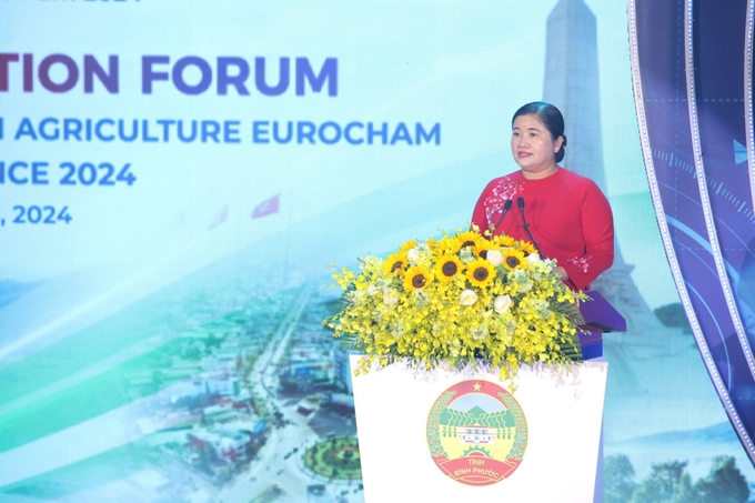 Bà Trần Tuệ Hiền, Chủ tịch UBND tỉnh Bình Phước phát biểu khai mạc diễn đàn. Ảnh: Hồng Thủy.