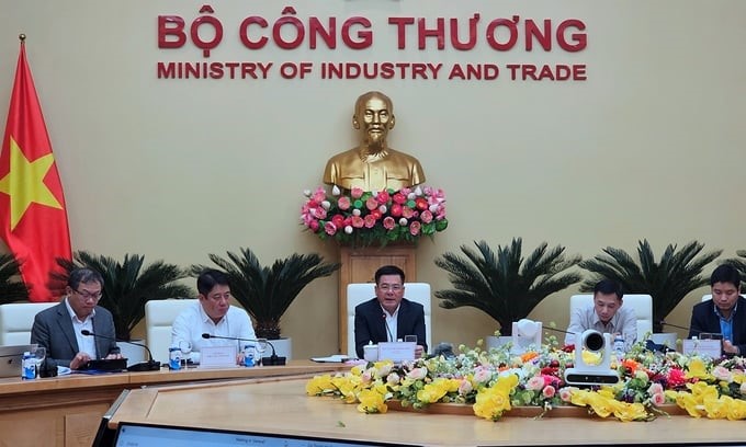 The meeting took place at the headquarters of the Ministry of Industry and Trade and was connected online to nine localities deploying the 500 kV circuit-3 line. Photo: Bao Thang.