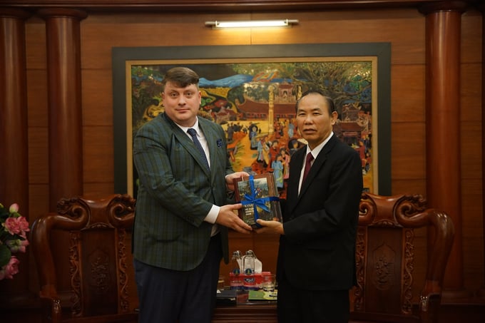 Thứ trưởng Phùng Đức Tiến trao và nhận quà từ ông Vladimir Murashkin, Bí thư thứ nhất Đại sứ quán Liên bang Nga tại Việt Nam. 