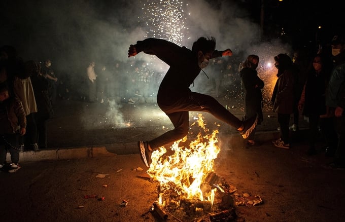 Một người đàn ông nhảy qua đống lửa trong lễ hội Chaharshanbe Suri ở Tehran. Ảnh: Tân Hoa Xã.