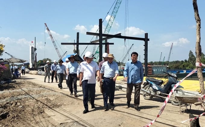The delegation from the Ministry of Agriculture and Rural Development inspecting the progress of the Nguyen Tan Thanh sluice construction. Photo: Minh Dam.