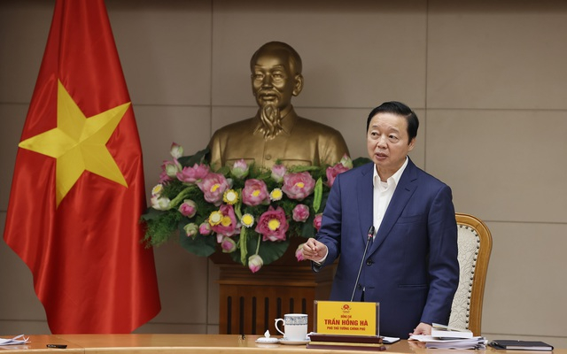 Deputy Prime Minister Tran Hong Ha emphasized that economic and social activities related to sea encroachment should not be overlooked. Photo: VGP.