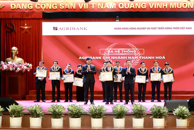 Lãnh đạo Agribank trao phần thưởng cho Agribank Nam Thanh Hóa về thành tích xuất sắc năm 2023
