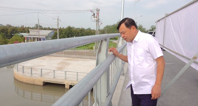 Deputy Minister Nguyen Hoang Hiep conducting inspection of the Tan Phu sluice project. Photo: Minh Dam.