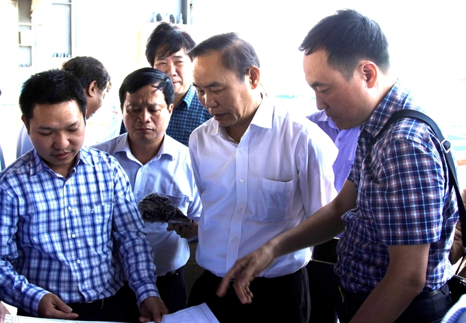 Đoàn công tác của Bộ NN-PTNT do Thứ trưởng Phùng Đức Tiến dẫn đầu làm việc tại thị xã Hoài Nhơn (Bình Định). Ảnh: V.Đ.T.