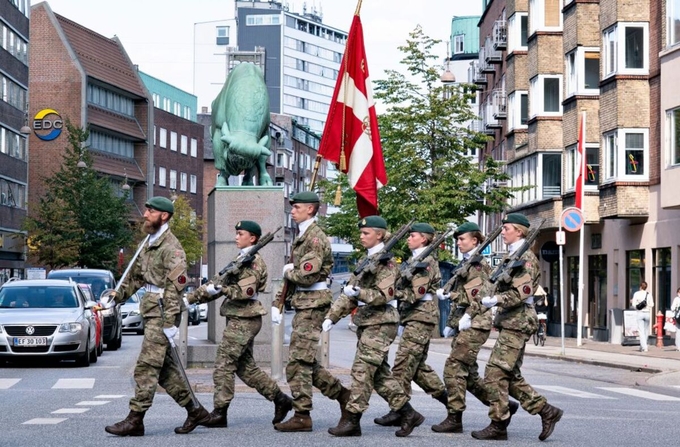 Binh sĩ Đan Mạch diễu hành tại thành phố Aalborg. Ảnh: AFP.