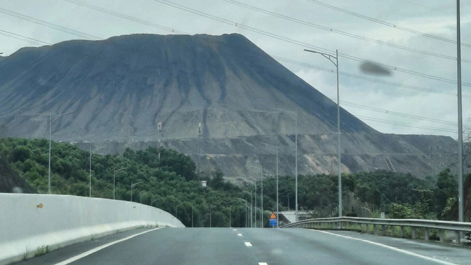 Many mine waste sites have many potential risks of landslides and flooding during the rainy and stormy season. Photo: Nguyen Thanh.