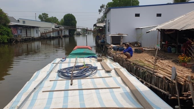 Some households are forced to buy water from rowboats and ships at prices up to VND 40,000–50,000/m3. Photo: Trong Linh.