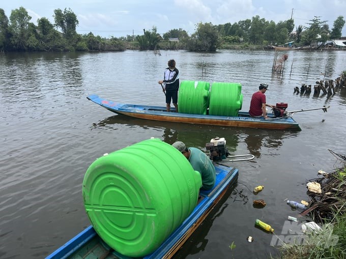 People in Khanh Thuan commune buy plastic tanks to store rainwater. Photo: Trong Linh.