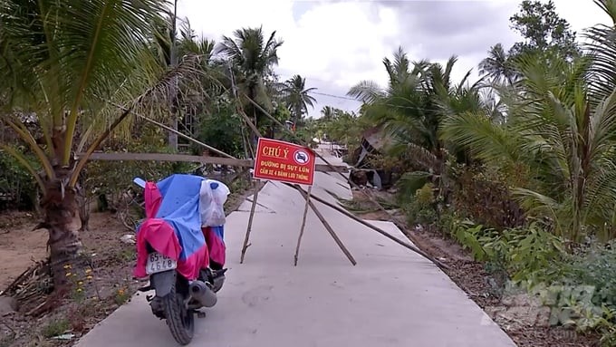 The rural traffic road that was newly completed nearly a year ago was damaged. Photo: Trong Linh.