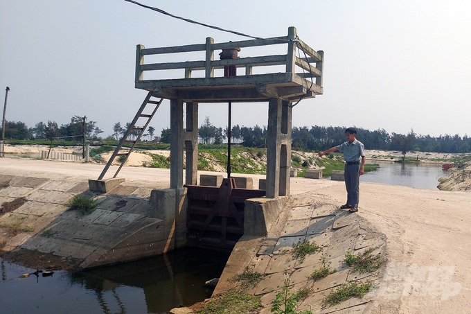 Cống ngăn mặn duy nhất tại xã Triệu Giang chỉ giúp cho khoảng 40ha lúa giảm nguy cơ xâm nhập mặn. Ảnh: Võ Dũng.