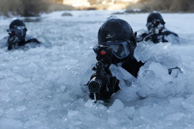 Các binh sĩ thuộc Bộ Tư lệnh Chiến tranh Đặc biệt Hàn Quốc tiến hành huấn luyện trên một dòng sông băng ở Pyeongchang, Hàn Quốc. Ảnh: AP