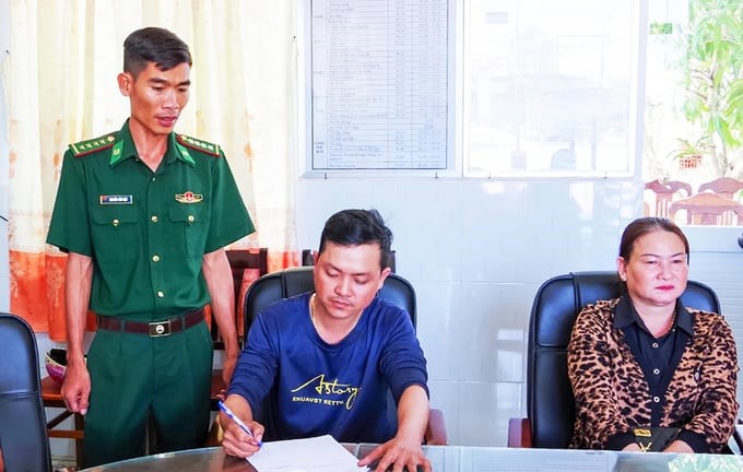 Mr. Vu signed the penalty record. Photo: provided by the Song Doc Border Guard Station.