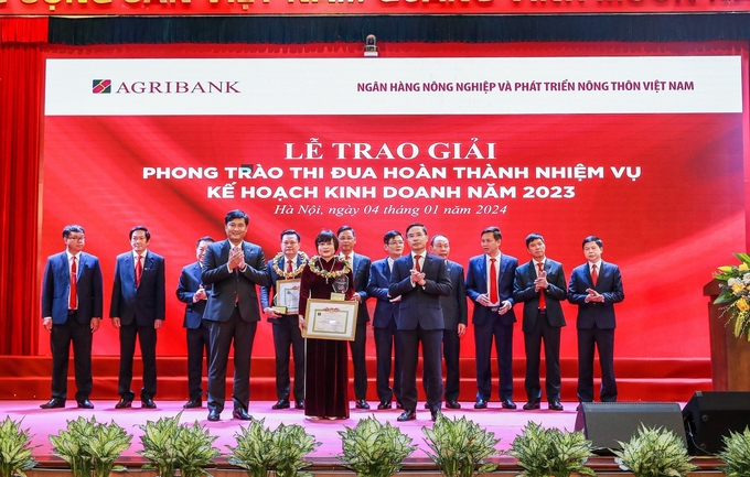 Lãnh đạo Agribank trao phần thưởng cho Agribank Nghệ An về thành tích xếp thứ 2 toàn hệ thống năm 2023