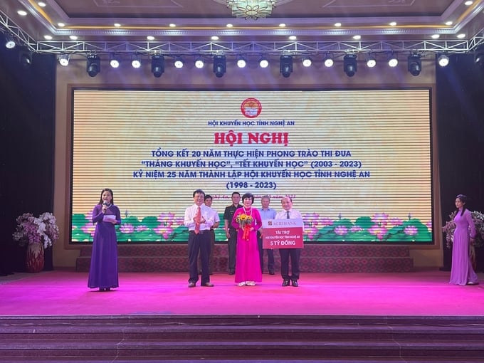 Agribank Nghệ An trao 5 tỷ đồng cho công tác khuyến học tỉnh Nghệ An