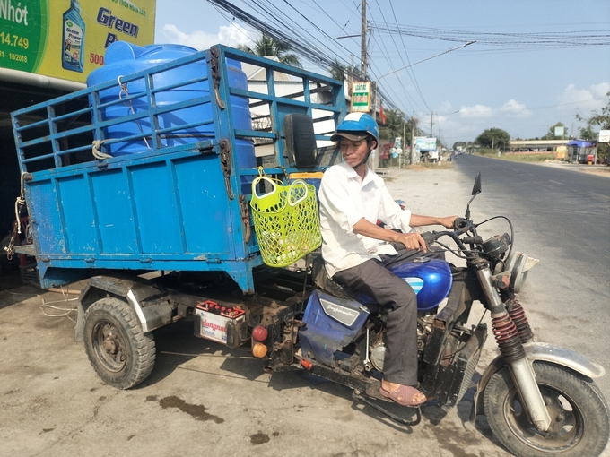 Tiệm rửa xe thuê xe máy chờ nước ngọt từ các ao chứa tại địa phương. Ảnh: Minh Đảm.